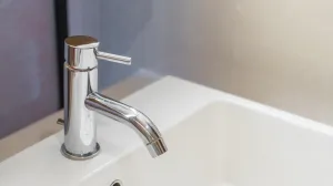 Briše kamenac s česme bolje od skupih sredstava/Free Pik