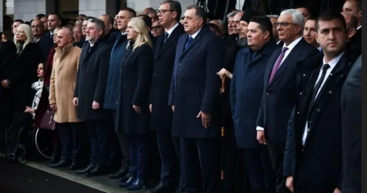 Dodik se i dalje "gura" u prvi red/