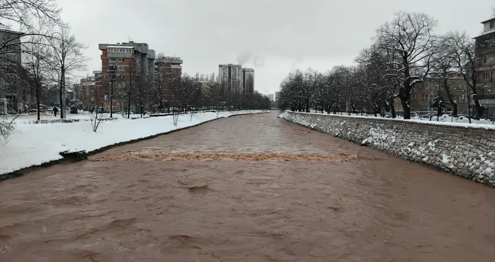 Rijeka Miljacka, Sarajevo, povećan vodostaj, opasnost od izljevanja/Tanja Cerić