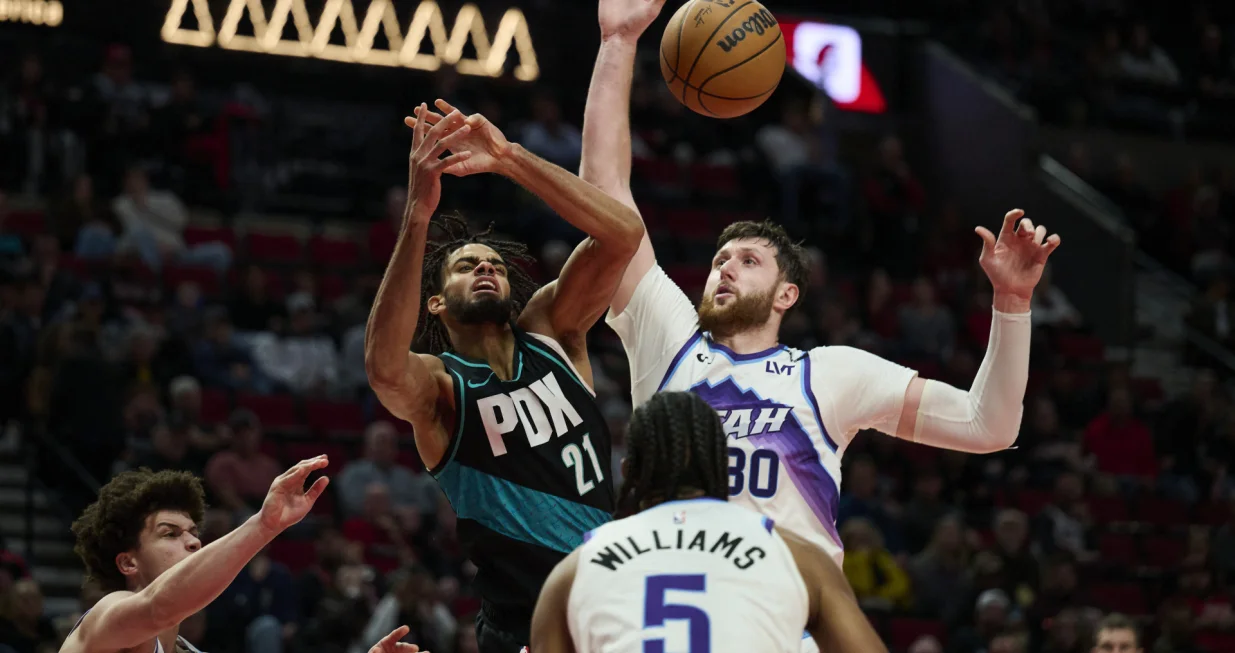 Jan 5, 2026; Portland, Oregon, USA; Portland Trail Blazers guard Rayan Rupert (21) loses control of the basketball during the second half against Utah Jazz center Jusuf Nurkic (30) at Moda Center. Mandatory Credit: Troy Wayrynen-Imagn Images/Foto: Troy Wayrynen