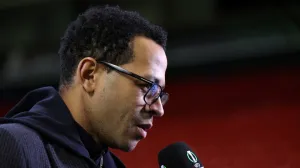 FILE PHOTO: Soccer Football - UEFA Conference League - Aberdeen v RC Strasbourg - Pittodrie Stadium, Aberdeen, Scotland, Britain - December 11, 2025 RC Strasbourg coach Liam Rosenior is interviewed before the match REUTERS/Russell Cheyne/File Photo/Foto: Russell Cheyne