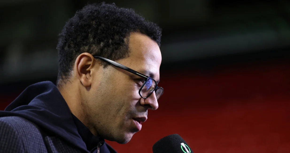FILE PHOTO: Soccer Football - UEFA Conference League - Aberdeen v RC Strasbourg - Pittodrie Stadium, Aberdeen, Scotland, Britain - December 11, 2025 RC Strasbourg coach Liam Rosenior is interviewed before the match REUTERS/Russell Cheyne/File Photo/Foto: Russell Cheyne