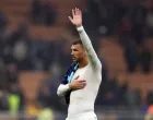 Soccer Football - Serie A - Inter Milan v Fiorentina - San Siro, Milan, Italy - October 29, 2025 Fiorentina's Edin Dzeko gestures to fans at the end of the match REUTERS/Claudia Greco/Foto: Claudia Greco