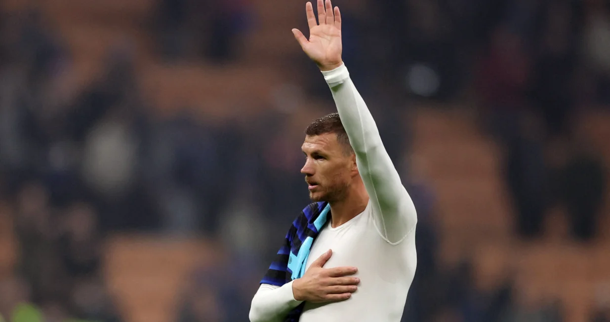Soccer Football - Serie A - Inter Milan v Fiorentina - San Siro, Milan, Italy - October 29, 2025 Fiorentina's Edin Dzeko gestures to fans at the end of the match REUTERS/Claudia Greco/Foto: Claudia Greco