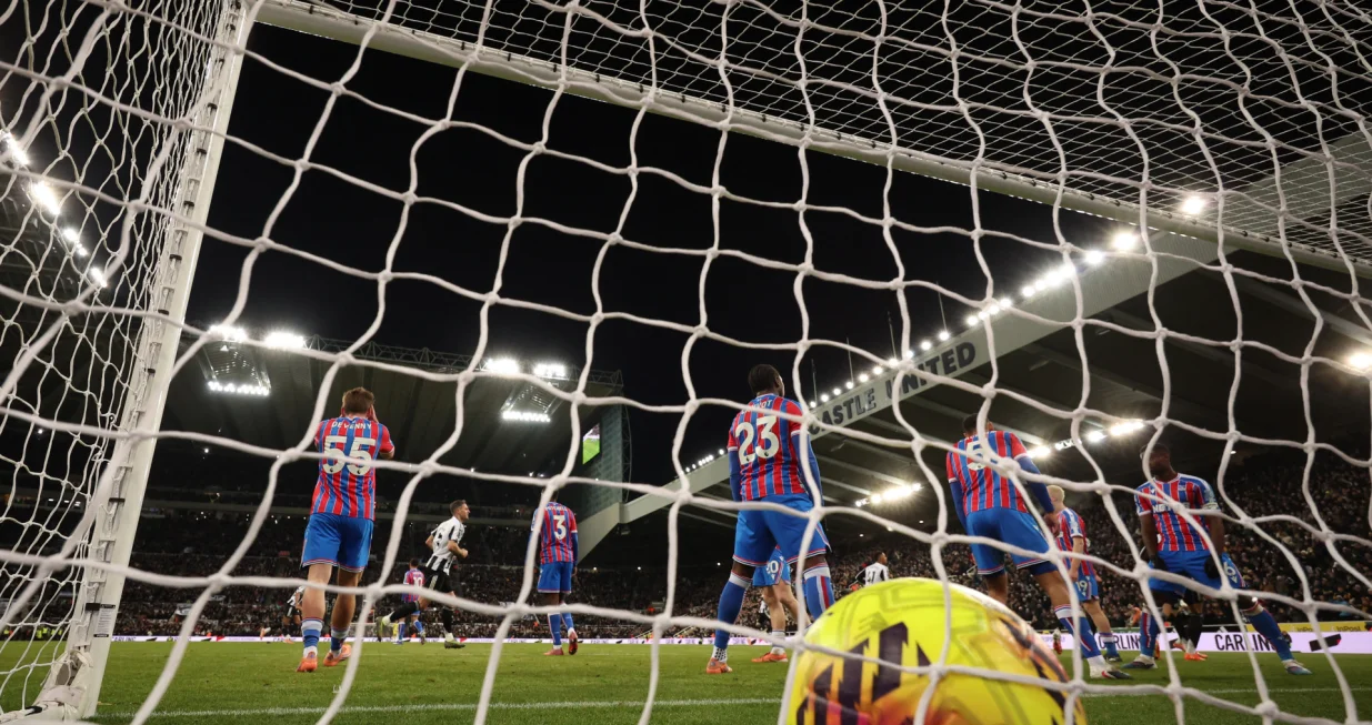 Soccer Football - Premier League - Newcastle United v Crystal Palace - St James' Park, Newcastle, Britain - January 4, 2026 Crystal Palace's Marc Guehi with teammates looks dejected after Newcastle United's Malick Thiaw scores their second goal Action Images via Reuters/Lee Smith EDITORIAL USE ONLY. NO USE WITH UNAUTHORIZED AUDIO, VIDEO, DATA, FIXTURE LISTS, CLUB/LEAGUE LOGOS OR 'LIVE' SERVICES. ONLINE IN-MATCH USE LIMITED TO 120 IMAGES, NO VIDEO EMULATION. NO USE IN BETTING, GAMES OR SINGLE CLUB/LEAGUE/PLAYER PUBLICATIONS. PLEASE CONTACT YOUR ACCOUNT REPRESENTATIVE FOR FURTHER DETAILS../Foto: Lee Smith