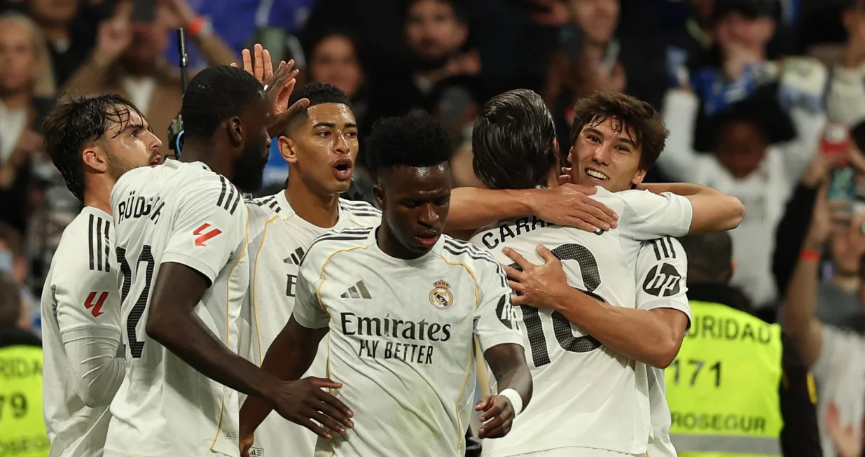 Soccer Football - LaLiga - Real Madrid v Real Betis - Santiago Bernabeu, Madrid, Spain - January 4, 2026 Real Madrid's Gonzalo Garcia celebrates scoring their first goal with Vinicius Junior, Antonio Rudiger, Alvaro Carreras, and teammates REUTERS/Violeta Santos Moura/Foto: Violeta Santos Moura