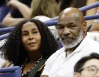 epa10156275 US boxer Mike Tyson (R) and daughter Milan Tyson (L) take in the third round match beteween Serena Williams of the USA and Ajla Tomljanovic of Australia during the US Open Tennis Championships at the USTA National Tennis Center in Flushing Meadows, New York, USA, 02 September 2022. The US Open runs from 29 August through 11 September. EPA/JASON SZENES/Foto: Jason Szenes