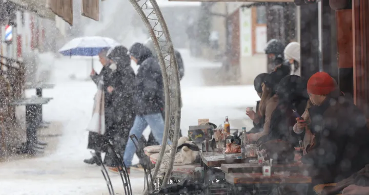 Snjeg &scaron;etnja saobračaj ilustracije zima/Senad Gubelić