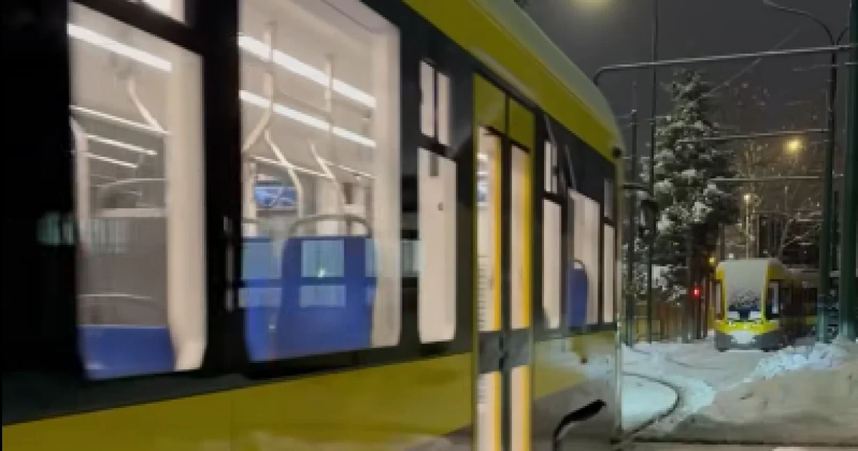 snijeg, tramvaj, led, zima, javni prevoz/Screenshot