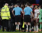 Soccer Football - Premier League - AFC Bournemouth v Arsenal - Vitality Stadium, Bournemouth, Britain - January 3, 2026 AFC Bournemouth manager Andoni Iraola and Antoine Semenyo remonstrate with referee Chris Kavanagh after the match Action Images via Reuters/Andrew Couldridge EDITORIAL USE ONLY. NO USE WITH UNAUTHORIZED AUDIO, VIDEO, DATA, FIXTURE LISTS, CLUB/LEAGUE LOGOS OR 'LIVE' SERVICES. ONLINE IN-MATCH USE LIMITED TO 120 IMAGES, NO VIDEO EMULATION. NO USE IN BETTING, GAMES OR SINGLE CLUB/LEAGUE/PLAYER PUBLICATIONS. PLEASE CONTACT YOUR ACCOUNT REPRESENTATIVE FOR FURTHER DETAILS../Foto: Andrew Couldridge