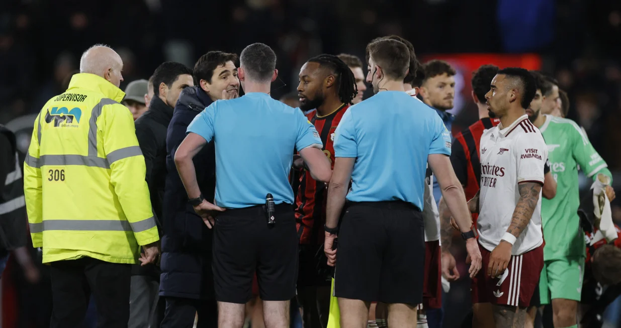 Soccer Football - Premier League - AFC Bournemouth v Arsenal - Vitality Stadium, Bournemouth, Britain - January 3, 2026 AFC Bournemouth manager Andoni Iraola and Antoine Semenyo remonstrate with referee Chris Kavanagh after the match Action Images via Reuters/Andrew Couldridge EDITORIAL USE ONLY. NO USE WITH UNAUTHORIZED AUDIO, VIDEO, DATA, FIXTURE LISTS, CLUB/LEAGUE LOGOS OR 'LIVE' SERVICES. ONLINE IN-MATCH USE LIMITED TO 120 IMAGES, NO VIDEO EMULATION. NO USE IN BETTING, GAMES OR SINGLE CLUB/LEAGUE/PLAYER PUBLICATIONS. PLEASE CONTACT YOUR ACCOUNT REPRESENTATIVE FOR FURTHER DETAILS../Foto: Andrew Couldridge
