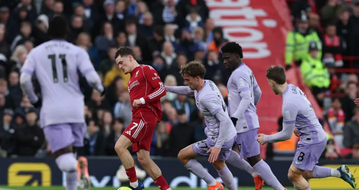 Soccer Football - Premier League - Liverpool v Brighton & Hove Albion - Anfield, Liverpool, Britain - December 13, 2025 Liverpool's Florian Wirtz in action with Brighton & Hove Albion's Mats Wieffer, Carlos Baleba and Brajan Gruda REUTERS/Phil Noble EDITORIAL USE ONLY. NO USE WITH UNAUTHORIZED AUDIO, VIDEO, DATA, FIXTURE LISTS, CLUB/LEAGUE LOGOS OR 'LIVE' SERVICES. ONLINE IN-MATCH USE LIMITED TO 120 IMAGES, NO VIDEO EMULATION. NO USE IN BETTING, GAMES OR SINGLE CLUB/LEAGUE/PLAYER PUBLICATIONS. PLEASE CONTACT YOUR ACCOUNT REPRESENTATIVE FOR FURTHER DETAILS../Foto: Phil Noble
