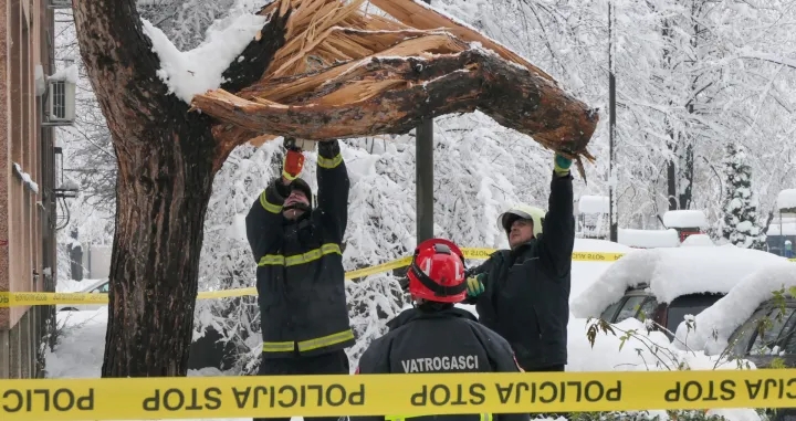 Sarajevo, Bosna i Hercegovina, 5. januar 2026: Pad stabla u naselju Grbavica usmrtio ženu, problemi u saobraćaju, obustave prijevoza i upozorenja na nove padavine (Elman Omic - Anadolu Agency)/