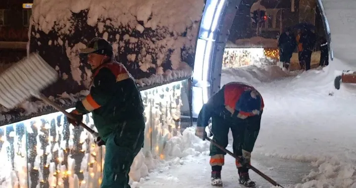 Radnici KJKP Rad čiste snijeg u Sarajevu//