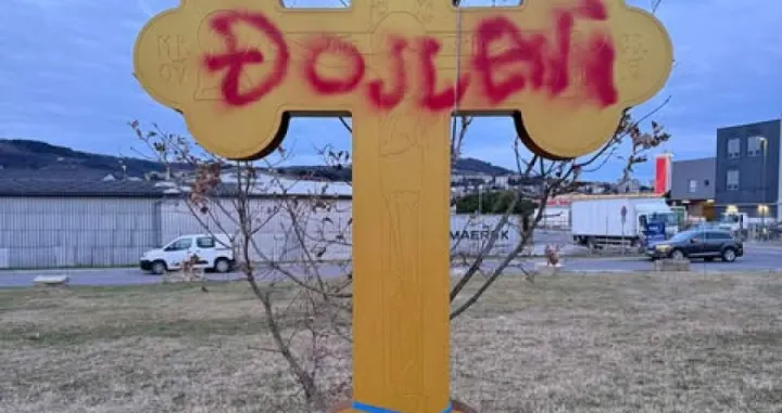 Oskrnavljeni pravoslavni krst/Dru&scaron;tvene Mreže