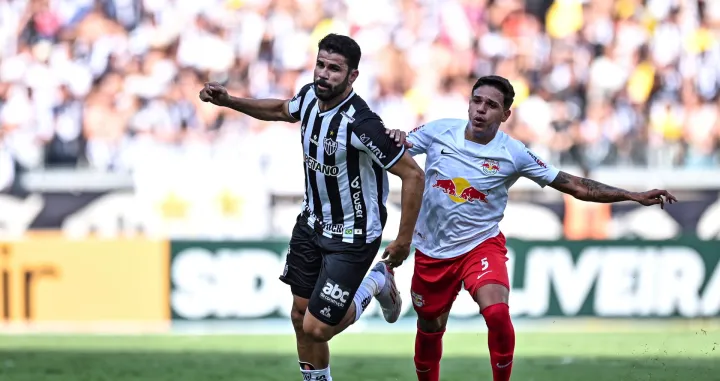 epa09624585 Diego Costa (L) of Atletico Mineiro fights for the ball with Jadsom (R) of Bragantino during the Brazilian Serie A championship match between Atletico Mineiro and Bragantino at the Governador Magalhaes Pinto stadium in Belo Horizonte, Brazil 05 December 2021. EPA/Yuri Edmundo/Foto: Yuri Edmundo