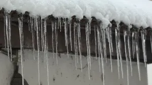 Ledenice krovovi zgrada snjeg/Senad Gubelić