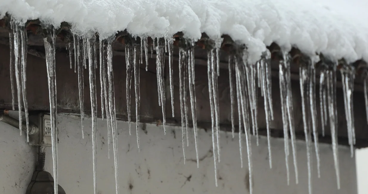 Ledenice krovovi zgrada snjeg/Senad Gubelić