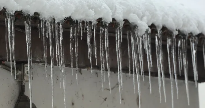 Ledenice krovovi zgrada snjeg/Senad Gubelić