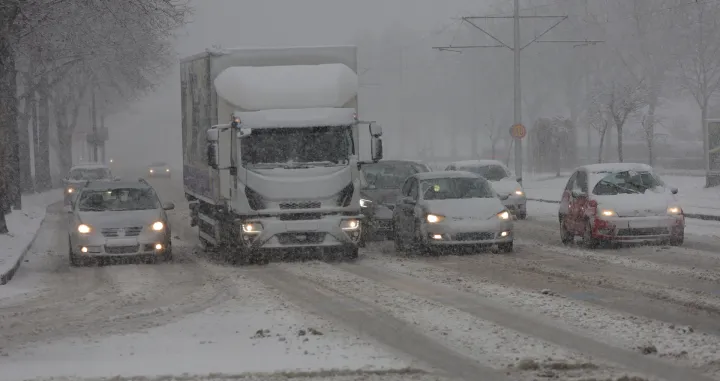 Snjeg &scaron;etnja saobračaj ilustracije zima/Senad Gubelić