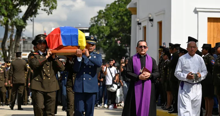 Military personnel carry a casket during the funeral of soldiers killed in a U.S. operation to capture Venezuela's leader Nicolas Maduro and his wife Cilia Flores in the capital on January 3, at a cemetery in Caracas, Venezuela, January 7, 2026. REUTERS/Maxwell Briceno/Maxwell Briceno