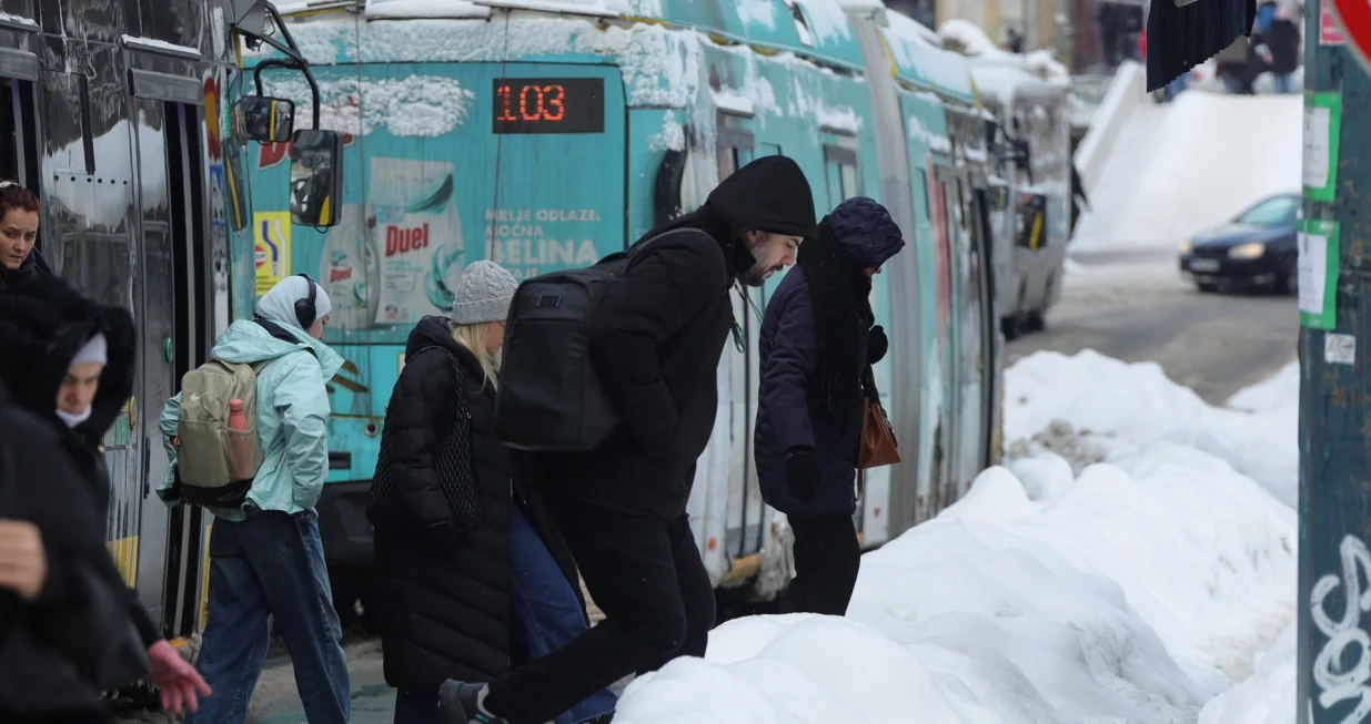 Trolejbuska stajali&scaron;ta neoči&scaron;ćena od snjega Trg Austrije/Senad Gubelić
