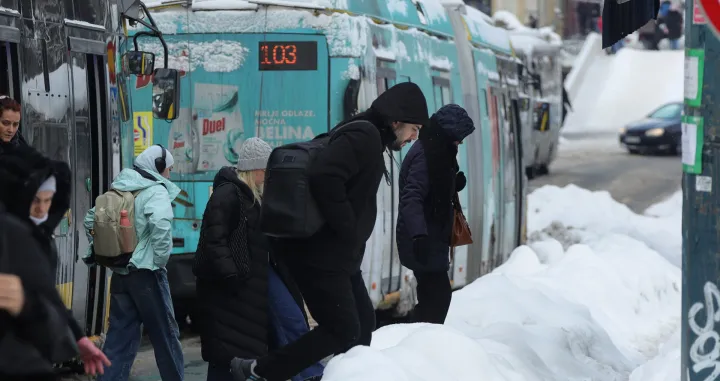 Trolejbuska stajali&scaron;ta neoči&scaron;ćena od snjega Trg Austrije/Senad Gubelić