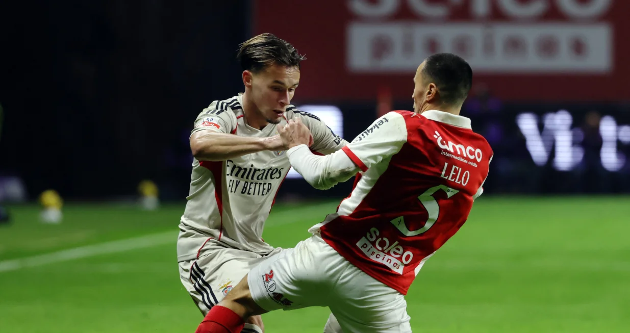 Soccer Football - Primeira Liga - S.C. Braga v Benfica - Estadio Municipal de Braga, Braga, Portugal - December 28, 2025 S.C. Braga's Leonardo Lelo in action with Benfica's Amar Dedic REUTERS/Rita Franca/Foto: Rita Franca