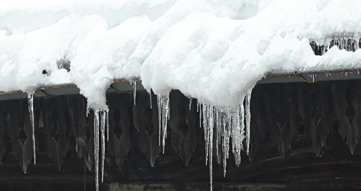 Ledenice krovovi zgrada snijeg/Senad Gubelić