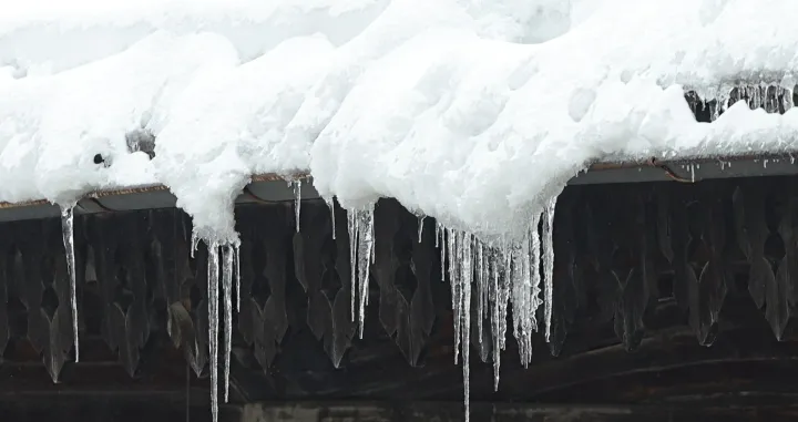 Ledenice krovovi zgrada snijeg/Senad Gubelić