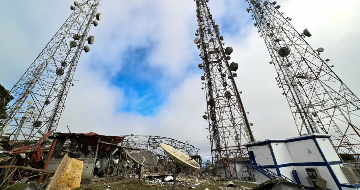 FILE PHOTO: A view of rubble after a U.S. airstrike destroyed a TV and telephone tower that collapsed onto transmission operator Carlos Bracho's home, killing a neighbor and injuring her daughter in the same attack, according to Bracho, in El Hatillo, on the outskirts of Caracas, Venezuela. January 4, 2026. REUTERS/Maxwell Briceno/File Photo/Foto: Maxwell Briceno
