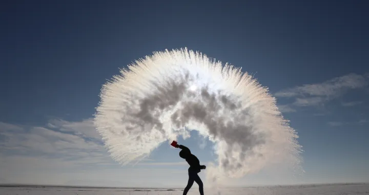 KARS, TURKEY - JANUARY 19: A woman throws hot water into the freezing cold air, at a temperature of minus 17 degrees Celcius in Kars, Turkey on January 19, 2020. (İsmail Kaplan - Anadolu Agency)/İsmail Kaplan