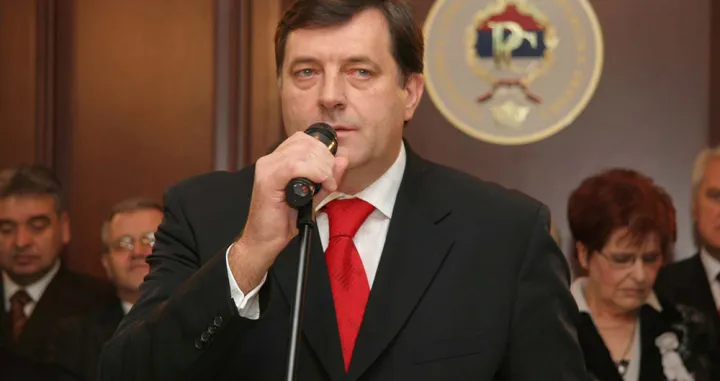 milorad dodik, mlad, u mladosti, na početku karijere, snsd, mlađi/
