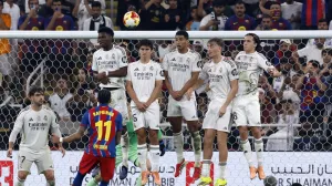 Soccer Football - Spanish Super Cup - Final - FC Barcelona v Real Madrid - King Abdullah Sports City Stadium, Jeddah, Saudi Arabia - January 11, 2026 Real Madrid's Aurelien Tchouameni, Real Madrid's Gonzalo Garcia, Real Madrid's Jude Bellingham, Real Madrid's Dean Huijsen and Real Madrid's Alvaro Carreras in the wall as FC Barcelona's Raphinha shoots at goal from a free kick REUTERS/Vincent West/Foto: Vincent West