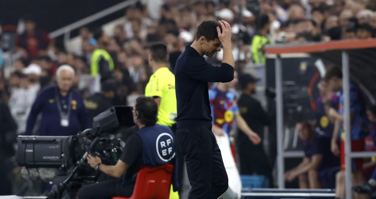 Soccer Football - Spanish Super Cup - Final - FC Barcelona v Real Madrid - King Abdullah Sports City Stadium, Jeddah, Saudi Arabia - January 11, 2026 Real Madrid coach Xabi Alonso reacts REUTERS/Vincent West/Foto: Vincent West