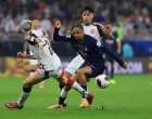 Soccer Football - FIFA Intercontinental Cup - Final - Paris St Germain v Flamengo - Ahmad Bin Ali Stadium, Al-Rayyan, Qatar - December 17, 2025 Flamengo's Gullermo Varela and Flamengo's Erick Pulgar in action with Paris St Germain's Bradley Barcola REUTERS/Thaier Al-Sudani/Foto: Thaier Al-sudani