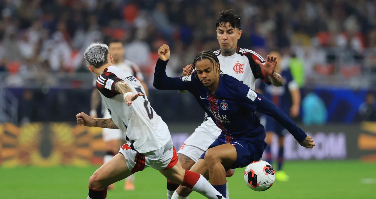 Soccer Football - FIFA Intercontinental Cup - Final - Paris St Germain v Flamengo - Ahmad Bin Ali Stadium, Al-Rayyan, Qatar - December 17, 2025 Flamengo's Gullermo Varela and Flamengo's Erick Pulgar in action with Paris St Germain's Bradley Barcola REUTERS/Thaier Al-Sudani/Foto: Thaier Al-sudani