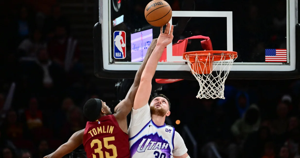 Jan 12, 2026; Cleveland, Ohio, USA; Utah Jazz center Jusuf Nurkic (30) blocks the shot of Cleveland Cavaliers forward Nae'qwan Tomlin (35) during the second half at Rocket Arena. Mandatory Credit: Ken Blaze-Imagn Images/Foto: Ken Blaze