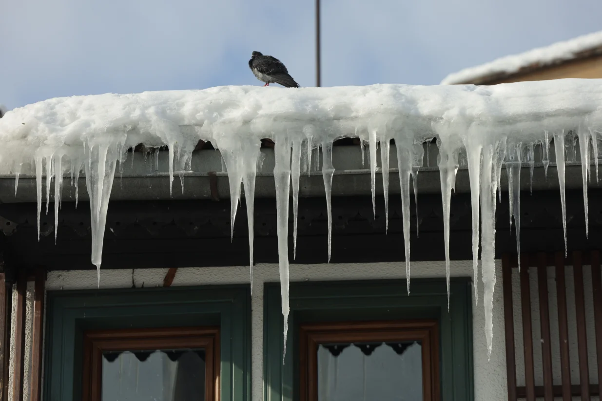 Snijeg ledenice či&scaron;ćenje jutarnja razglednica/Senad Gubelić
