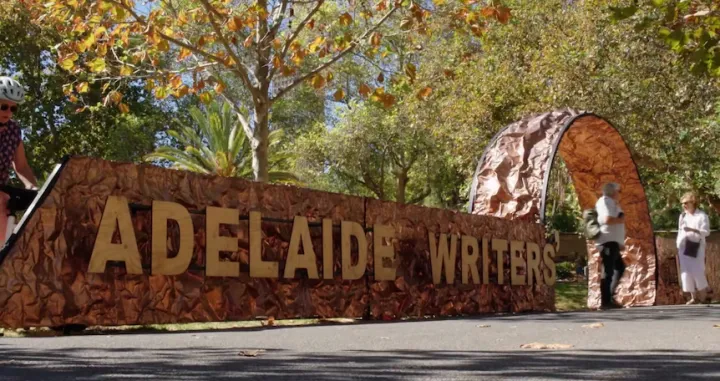 Jedan od najznačajnijih književnih događaja u Australiji, Adelaide Writers' Week, ove godine neće biti održan nakon &scaron;to je veliki broj autora odlučio povući svoje uče&scaron;će. Otkazivanje festivala uslijedilo je nakon odluke organizatora da iz programa uklone palestinsko australsku autoricu Randu Abdel Fattah, &scaron;to je izazvalo snažnu reakciju književne i &scaron;ire kulturne javnosti/