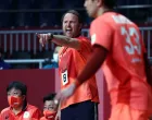 epa09383525 Coach Dagur Sigurdsson of Japan gives instructions during the Men's Handball preliminary round match between Portugal and Japan at the Tokyo 2020 Olympic Games at the Yoyogi National Gymnasium arena in Tokyo, Japan, 01 August 2021. EPA/WU HONG/Foto: Wu Hong