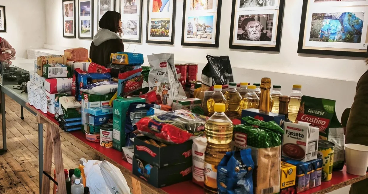 Humanitarna pomoć u galeriji /DARKO STANČIĆ/