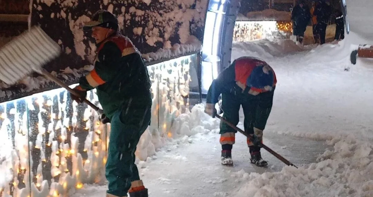 Radnici KJKP Rad čiste snijeg u Sarajevu//