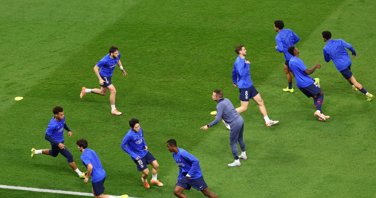 Soccer Football - FIFA Intercontinental Cup - Final - Paris St Germain v Flamengo - Ahmad Bin Ali Stadium, Al-Rayyan, Qatar - December 17, 2025 Paris St Germain's Khvicha Kvaratskhelia, Paris St Germain's Fabian Ruiz, Paris St Germain's Lee Kang-in, Paris St Germain's Willian Pacho and Paris St Germain's Desire Doue during the warm up before the match REUTERS/Rula Rouhana/Foto: Rula Rouhana