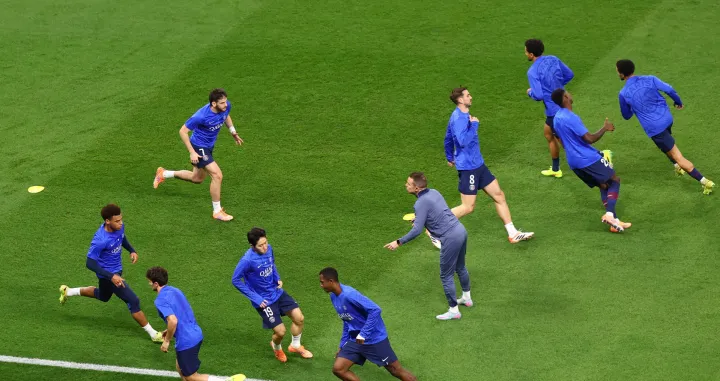 Soccer Football - FIFA Intercontinental Cup - Final - Paris St Germain v Flamengo - Ahmad Bin Ali Stadium, Al-Rayyan, Qatar - December 17, 2025 Paris St Germain's Khvicha Kvaratskhelia, Paris St Germain's Fabian Ruiz, Paris St Germain's Lee Kang-in, Paris St Germain's Willian Pacho and Paris St Germain's Desire Doue during the warm up before the match REUTERS/Rula Rouhana/Foto: Rula Rouhana