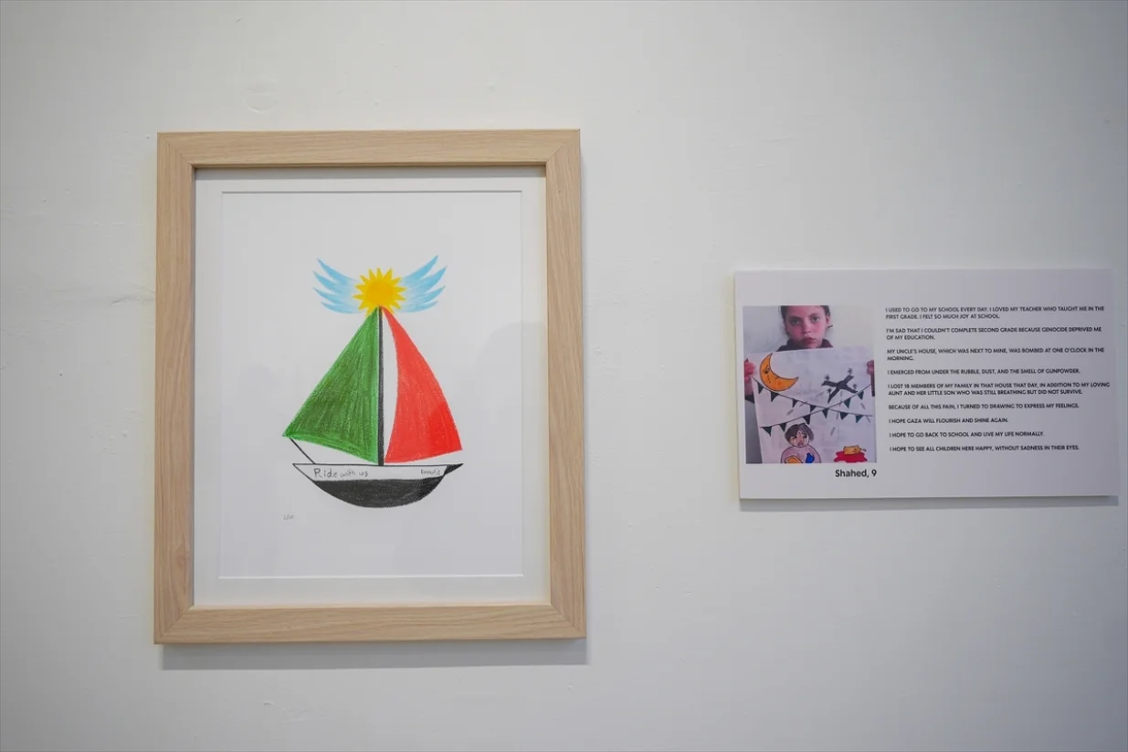 Rachel Accurso, odgajateljica djece pred&scaron;kolske dobi i YouTuberica najpoznatija kao Ms. Rachel, u New Yorku je predstavila izložbu i prodaju umjetničkih radova djece iz Gaze/Sel&ccedil;uk Acar