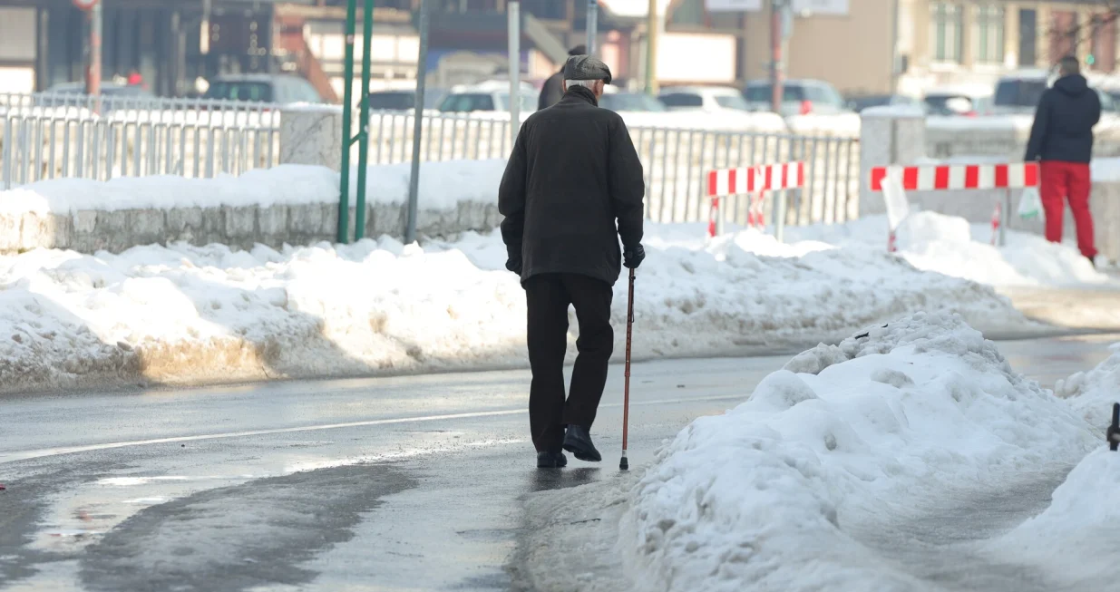 Snijeg ledenice či&scaron;ćenje jutarnja razglednica/Senad Gubelić