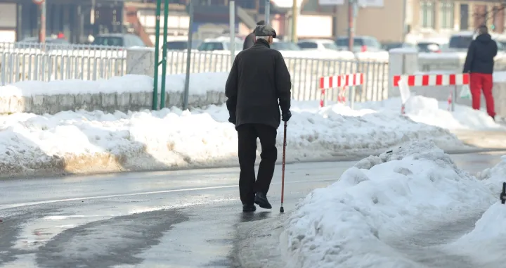 Snijeg ledenice či&scaron;ćenje jutarnja razglednica/Senad Gubelić