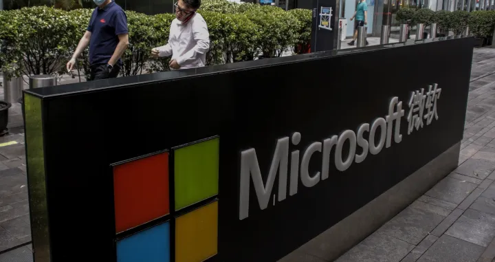epa08584688 People walk past the company logo at a Microsoft office building in Beijing, China, 05 August 2020. According to media reports, Microsoft is in talks with Chinese company Bytedance, to buy the US operations of TikTok. US President Donald Trump previously announced he wanted to ban Tiktok, which has approximately 100 million users in the US. EPA/WU HONG/Wu Hong