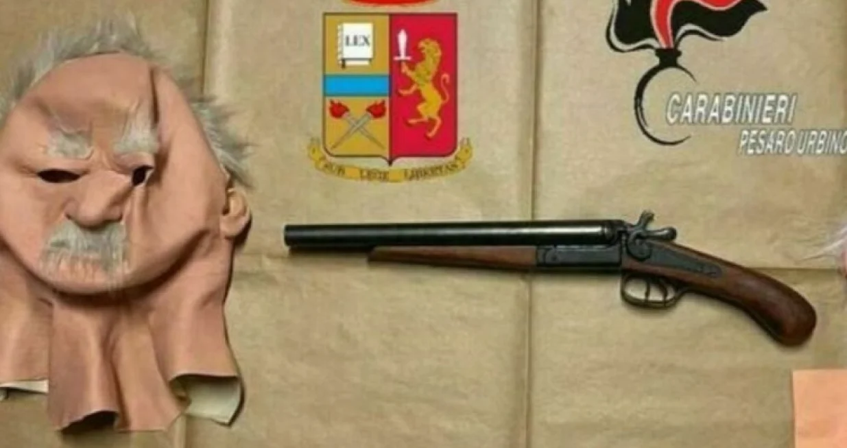  Maske za pljačku i oružje su uglavnom nabavljali preko interneta/Carabinieri Pesaro Urbino//